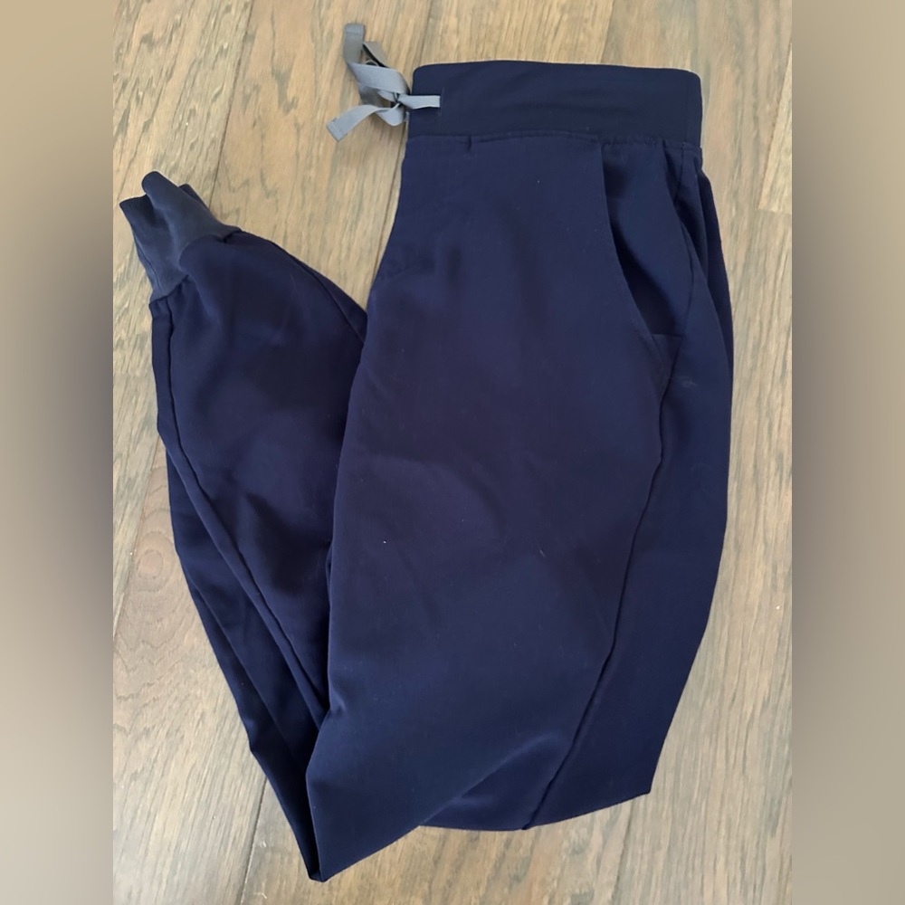 Women’s Figs scrub bottoms